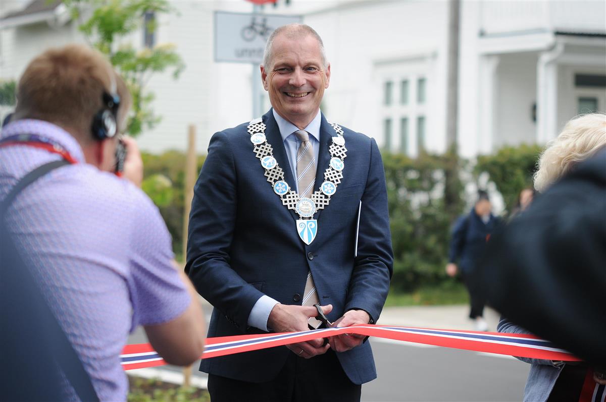 ordfører Frank Pedersen klipper snora og åpner nye Vestfoldgaten - Klikk for stort bilde