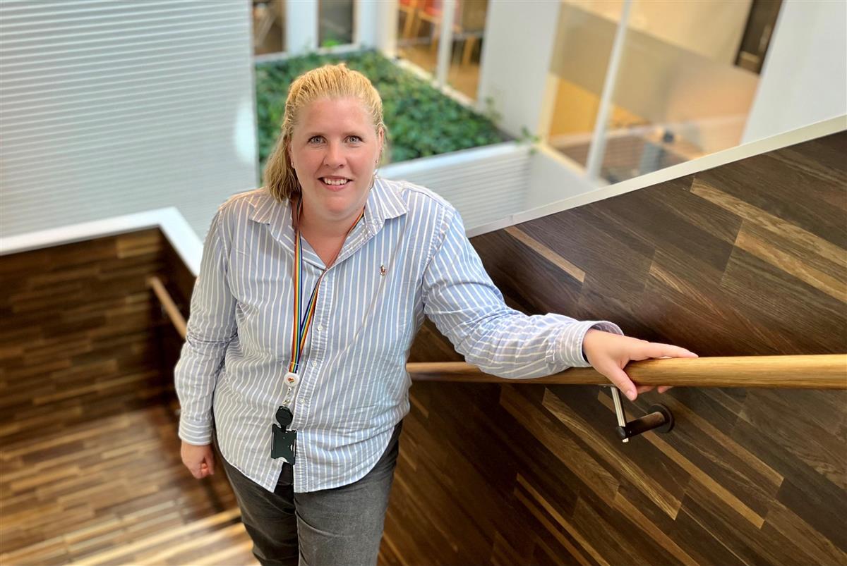 Bilde av Pernille Huseby Aashammer som står i ei trapp - Klikk for stort bilde
