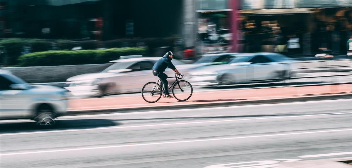 syklist i trafikk - Klikk for stort bilde