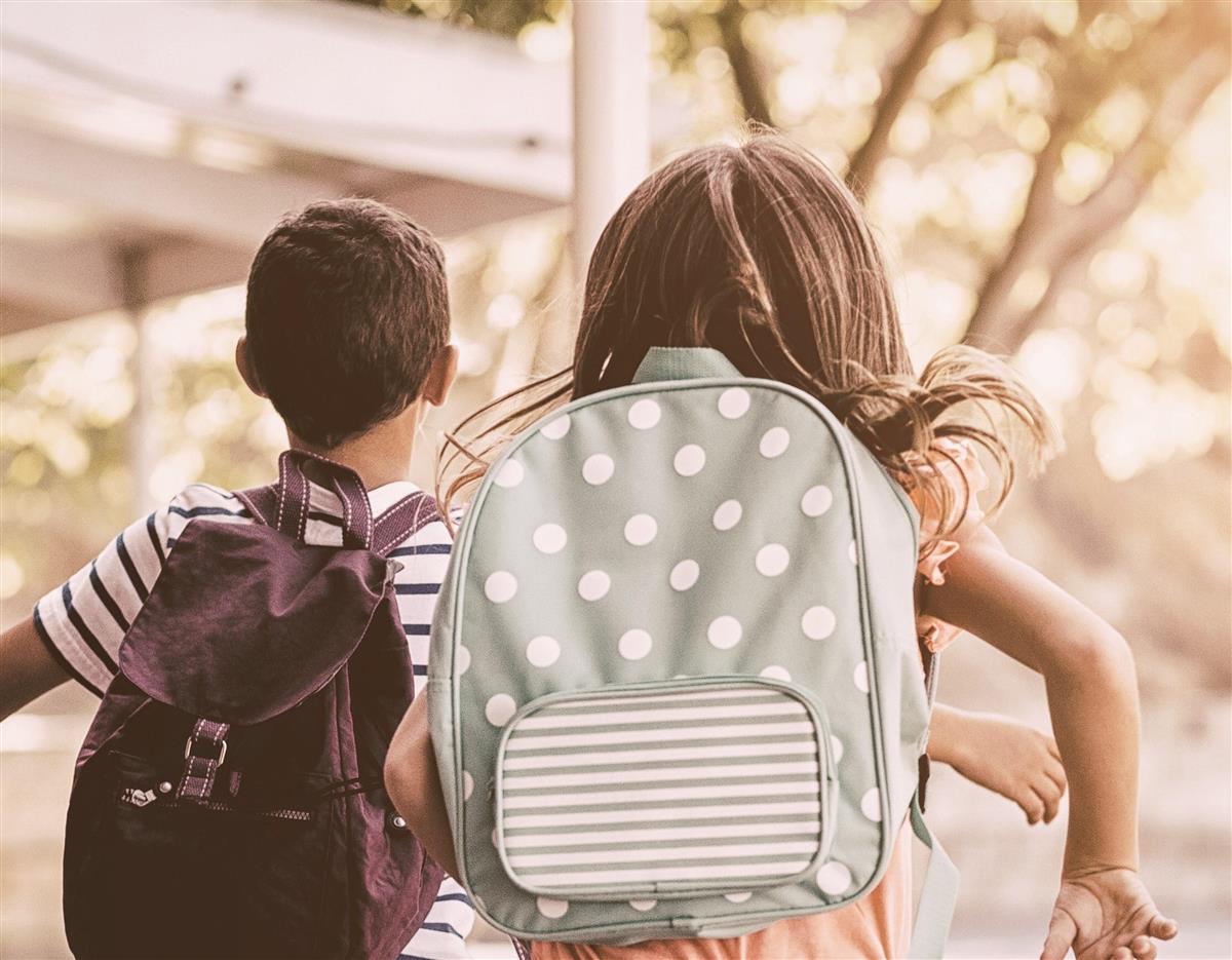 To barn med skolesekk. - Klikk for stort bilde