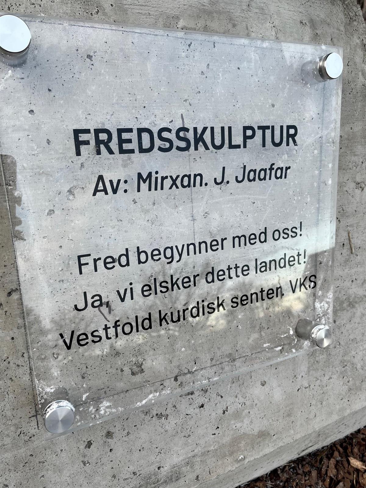 Plaketten på skulpturen. - Klikk for stort bilde