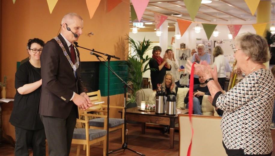 Ordfører Frank Pedersen klipper snora - Klikk for stort bilde