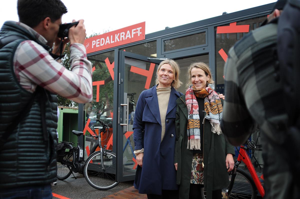 Lene Stenersen og Emilie Lassen Bue under åpningen av mobilitetspunktet på stasjonen - Klikk for stort bilde