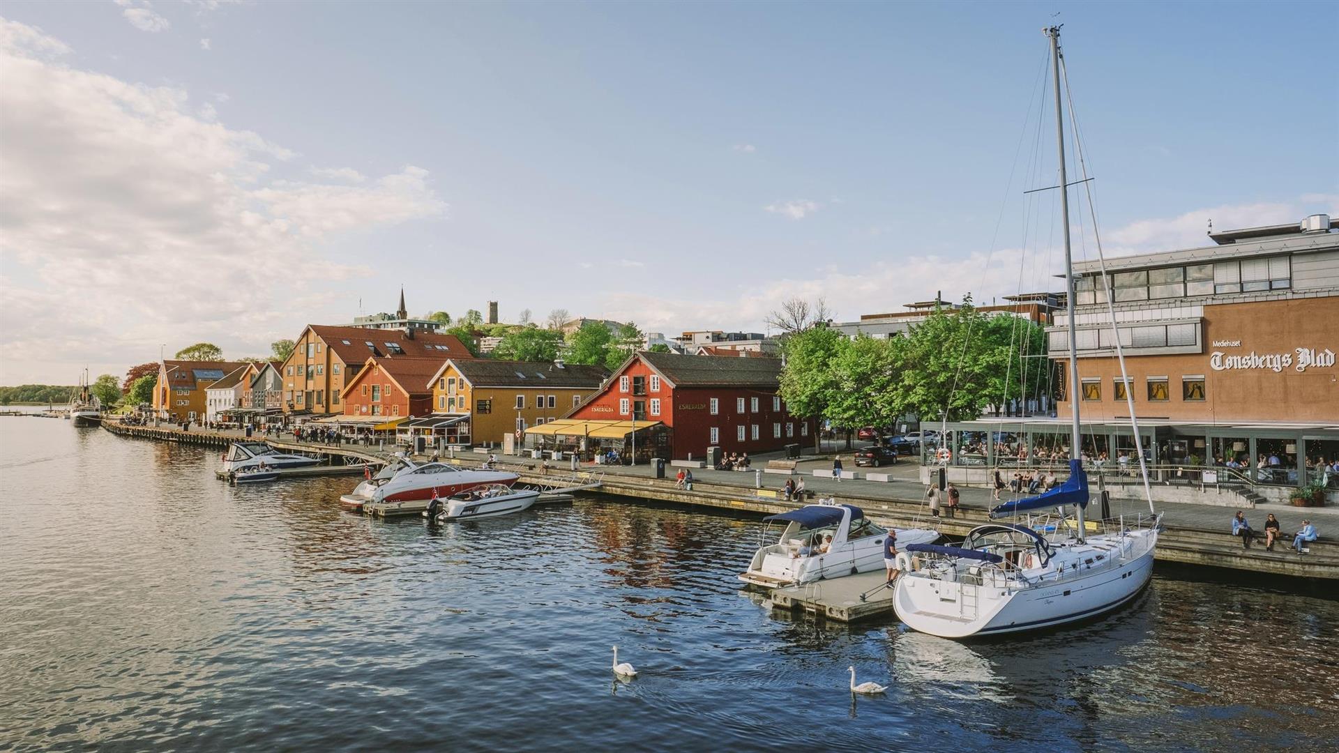 Sjø, brygge, båter, hus