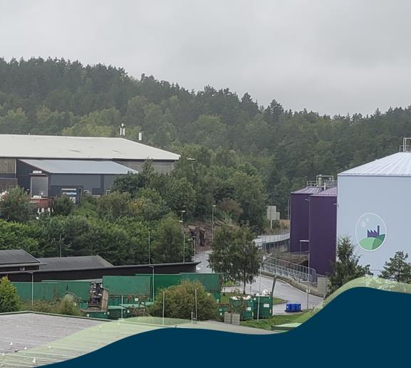 Industribygninger og skog - Klikk for stort bilde
