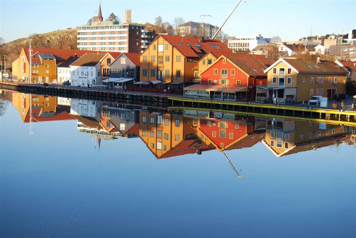 Tønsberg brygge en solskinnsdag - Klikk for stort bilde