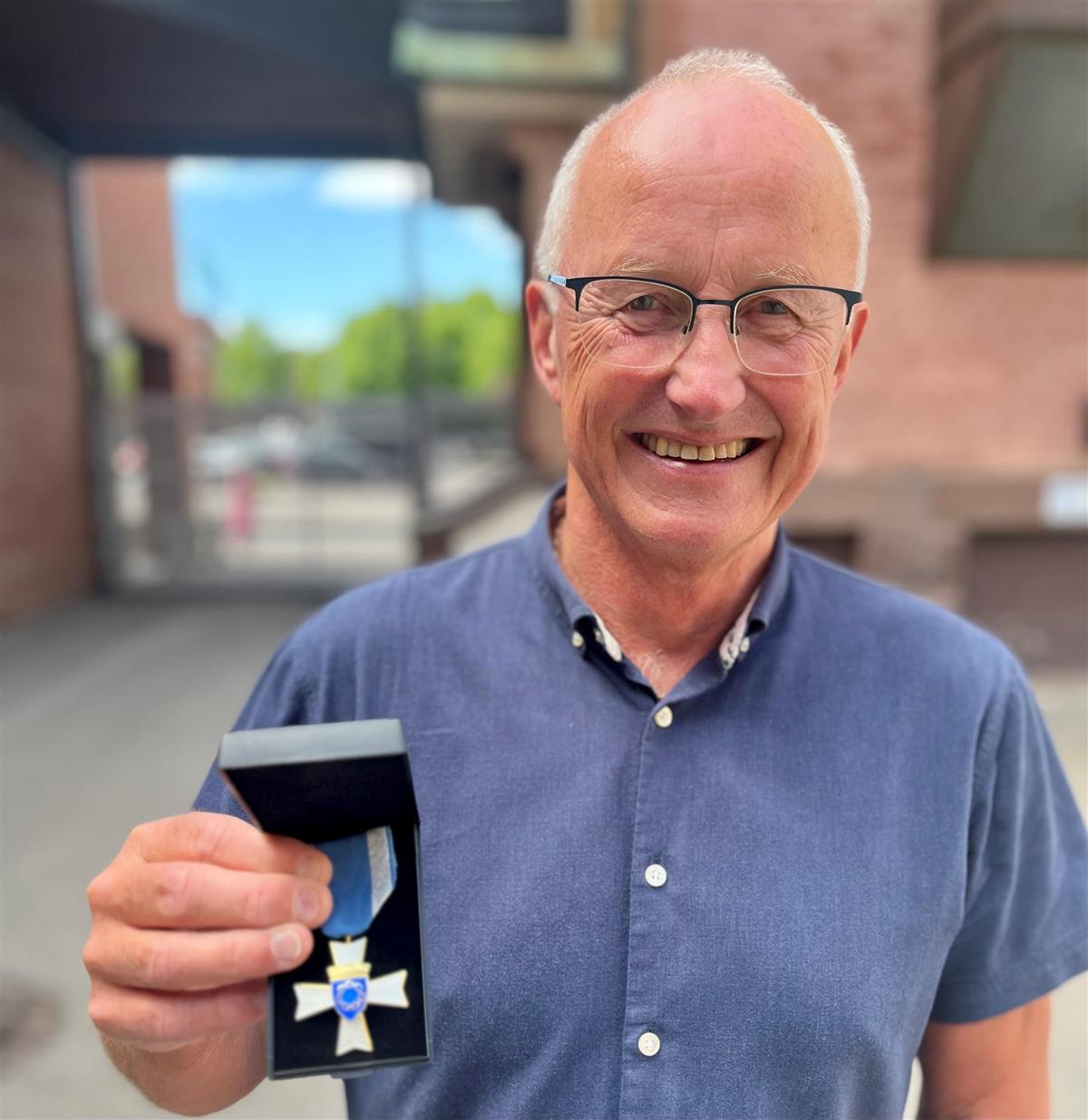 Trond Wifstad med medaljen - Klikk for stort bilde