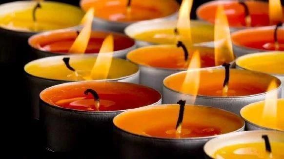 Mange orange telys som brenner - Klikk for stort bilde