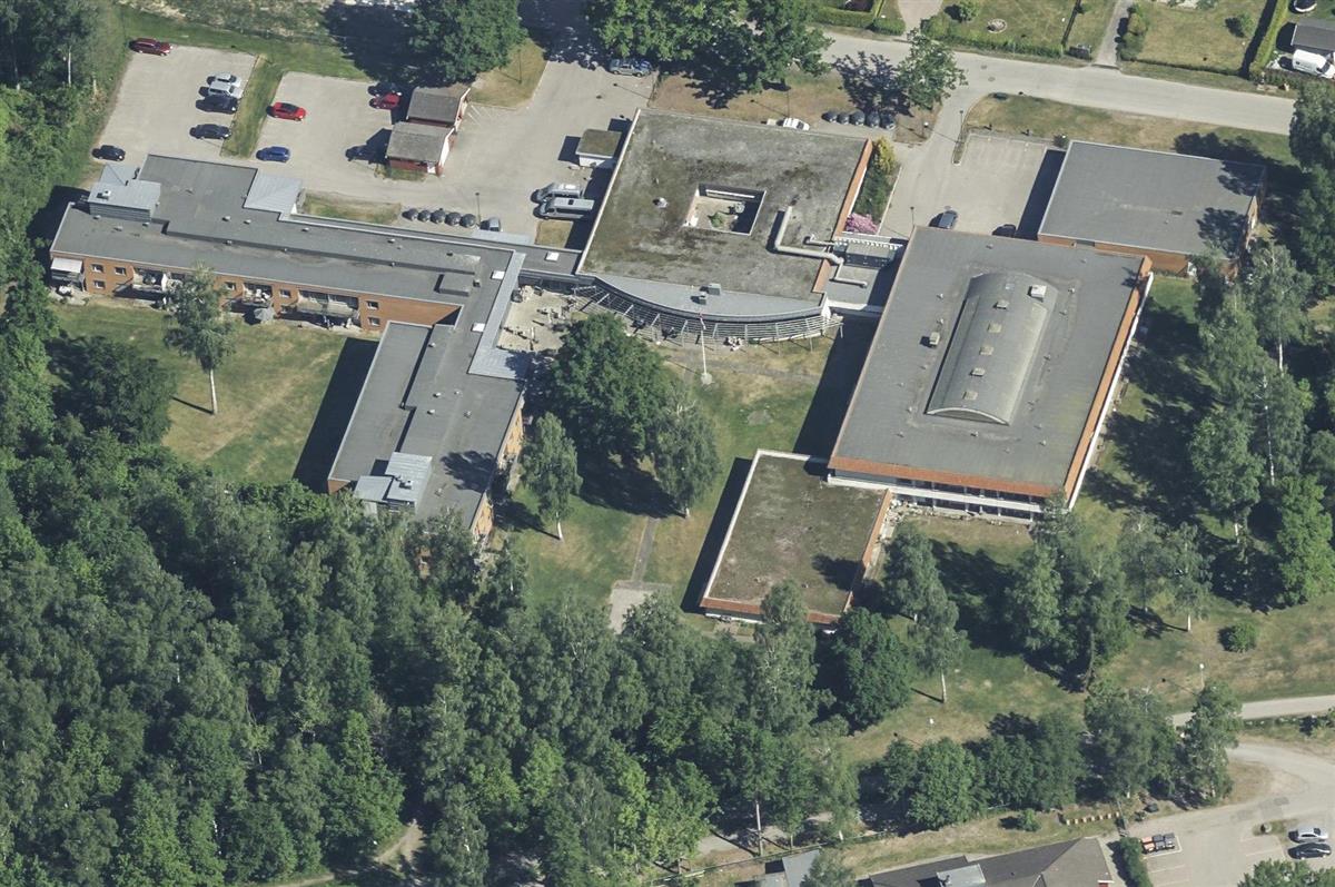 flyfoto av slagen aktivitetshus - Klikk for stort bilde