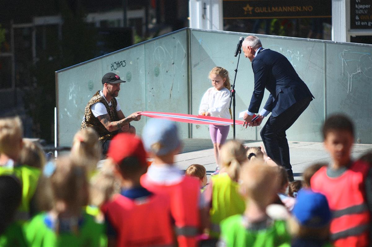 Her klippes snora, og utstillingen åpnes - Klikk for stort bilde