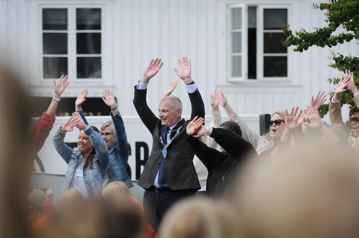 ordfører Frank Pedersen blir med på dansen på Torvet - Klikk for stort bilde