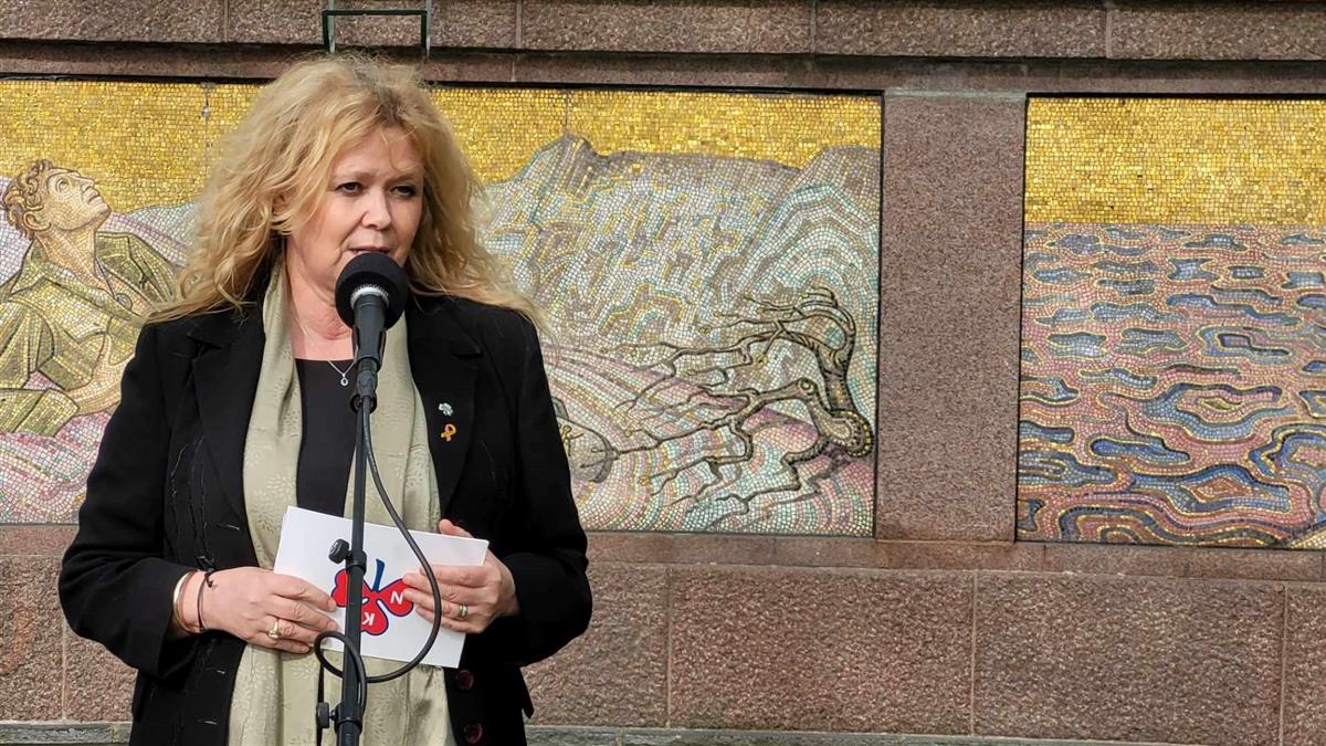 Malin Stensønes holder tale. - Klikk for stort bilde
