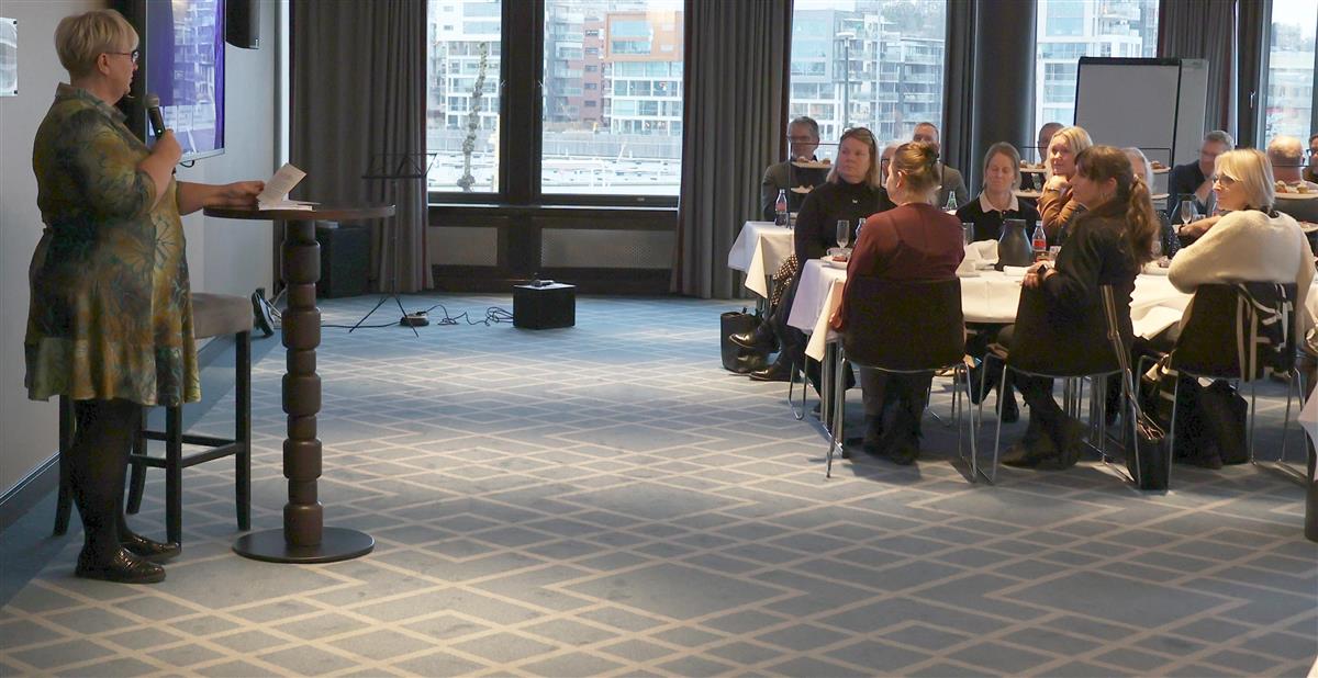 kommunedirektør holder tale til jubilanter - Klikk for stort bilde