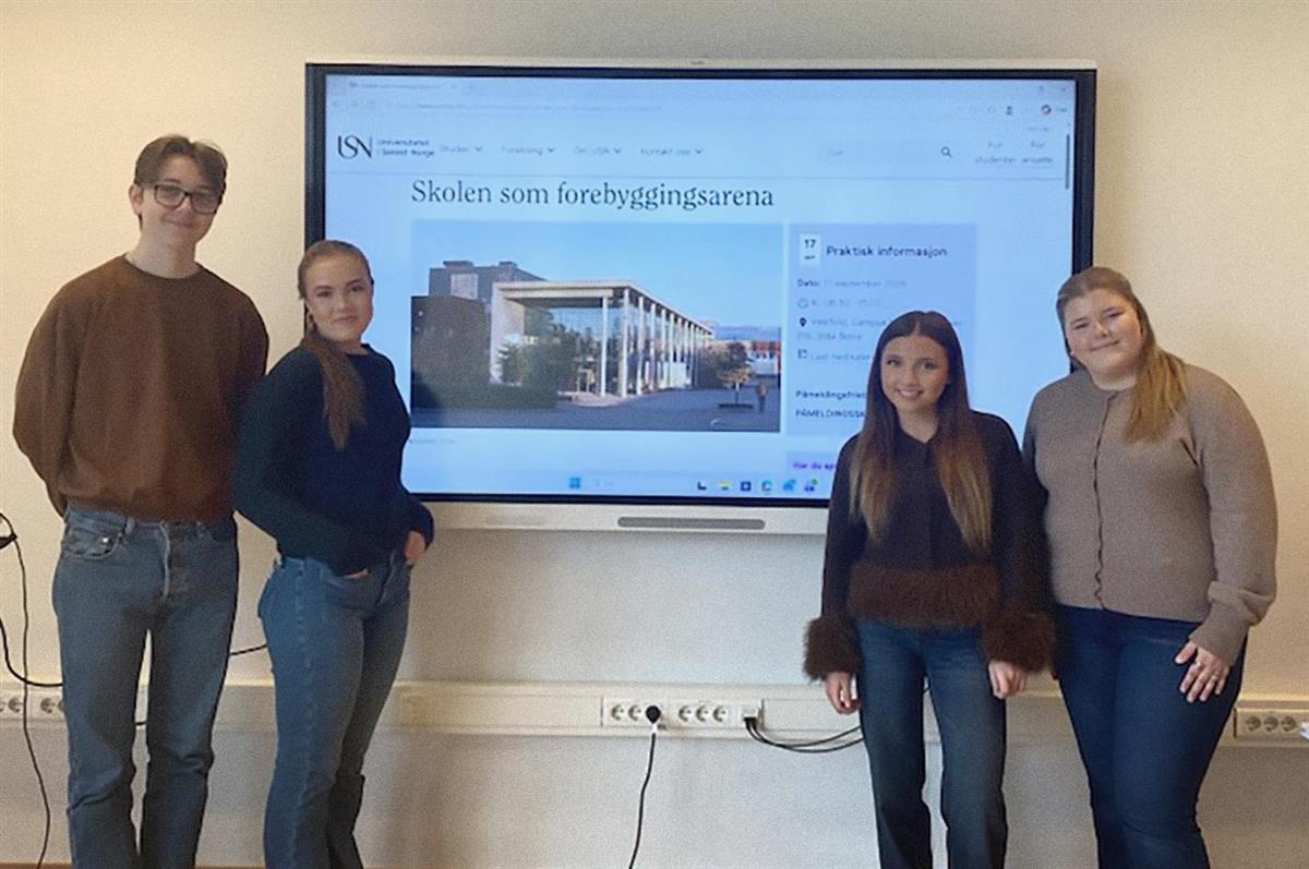 ungdommer fra kongseik ungdomsskole står foran en tv-skjerm - Klikk for stort bilde
