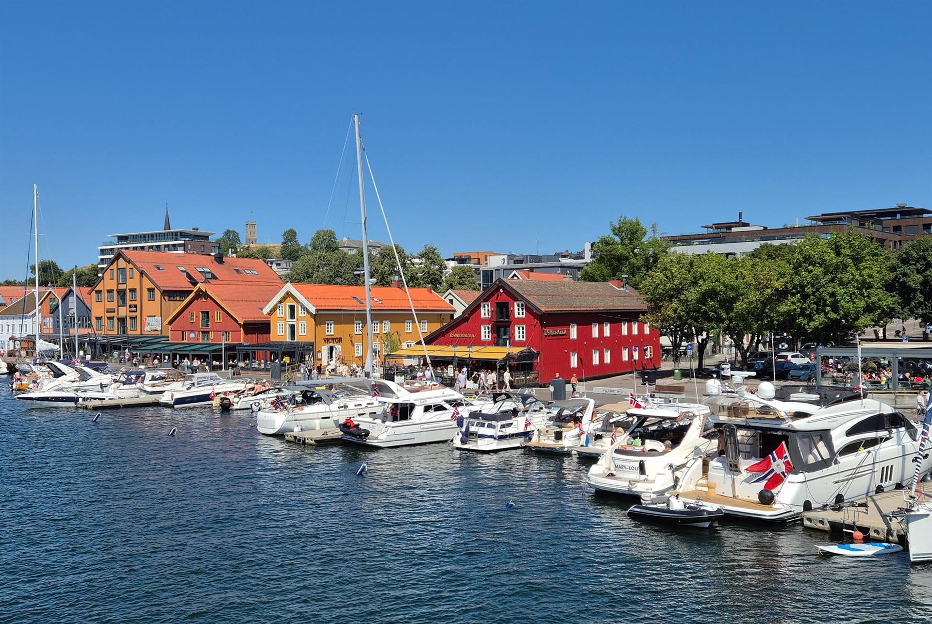 Sjø, båter, brygge, slottsfjellet.