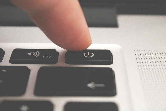 Finger som taster på tastatur - Klikk for stort bilde