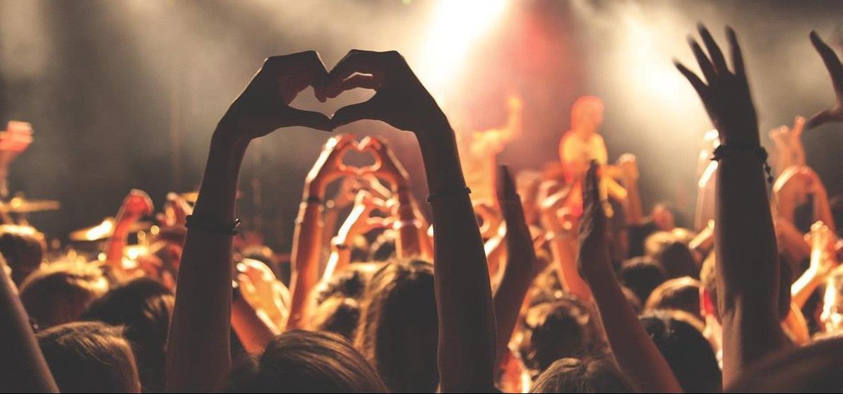 armer i været som viser hjertetegn - Klikk for stort bilde