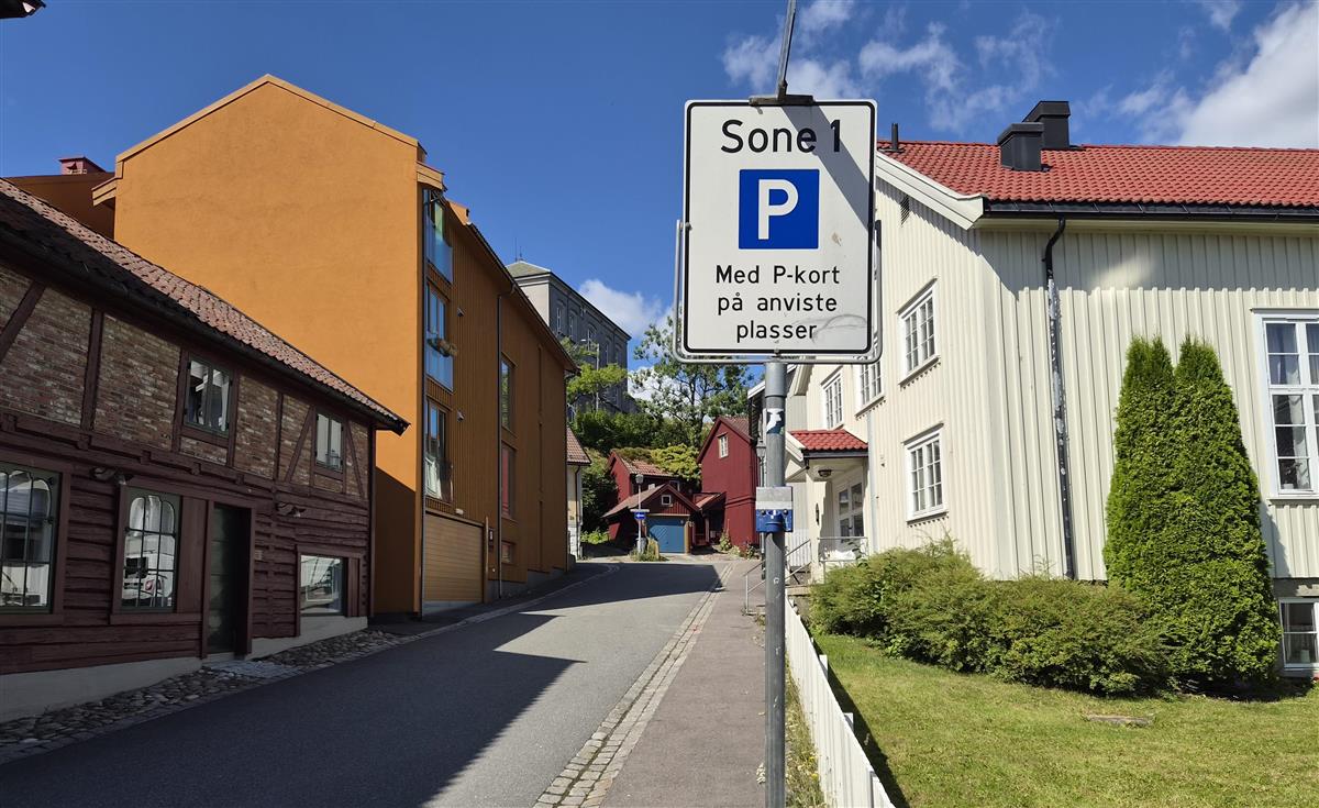 Gate i Tønbserg sentum med parkeringskilt - Klikk for stort bilde