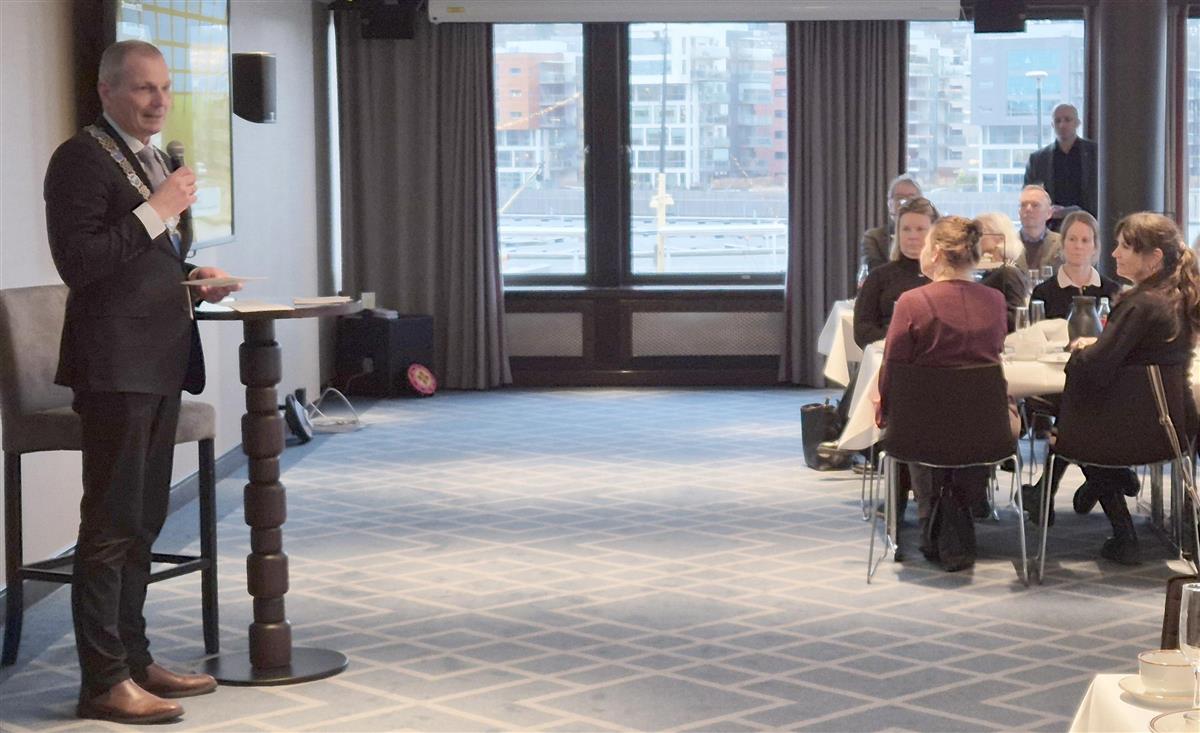 ordfører står og holder tale på jubileum - Klikk for stort bilde