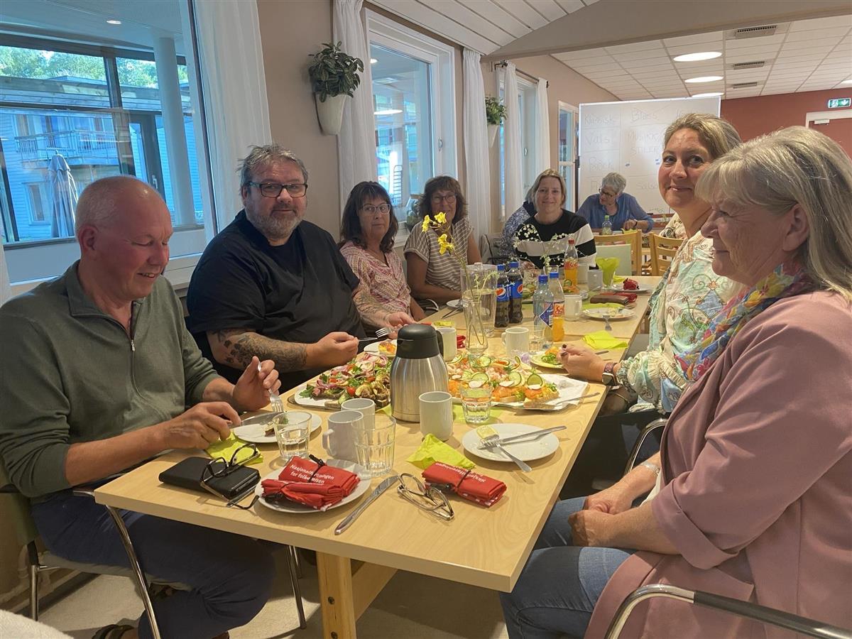 Frivillige rundt matbordet på Slagen Aktivitetshus. - Klikk for stort bilde