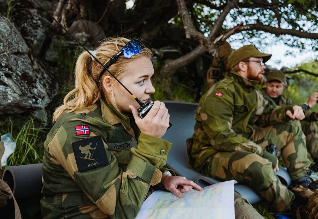 En kvinnelig heimevernssoldat med kommunikasjonsutstyr.  - Klikk for stort bilde