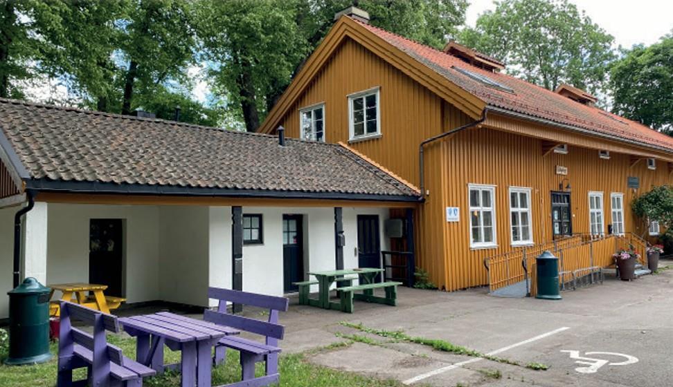 Hvitt og oransje hus - Klikk for stort bilde