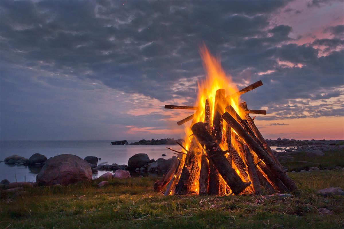 Bilde av Sankthansbål på en strand - Klikk for stort bilde