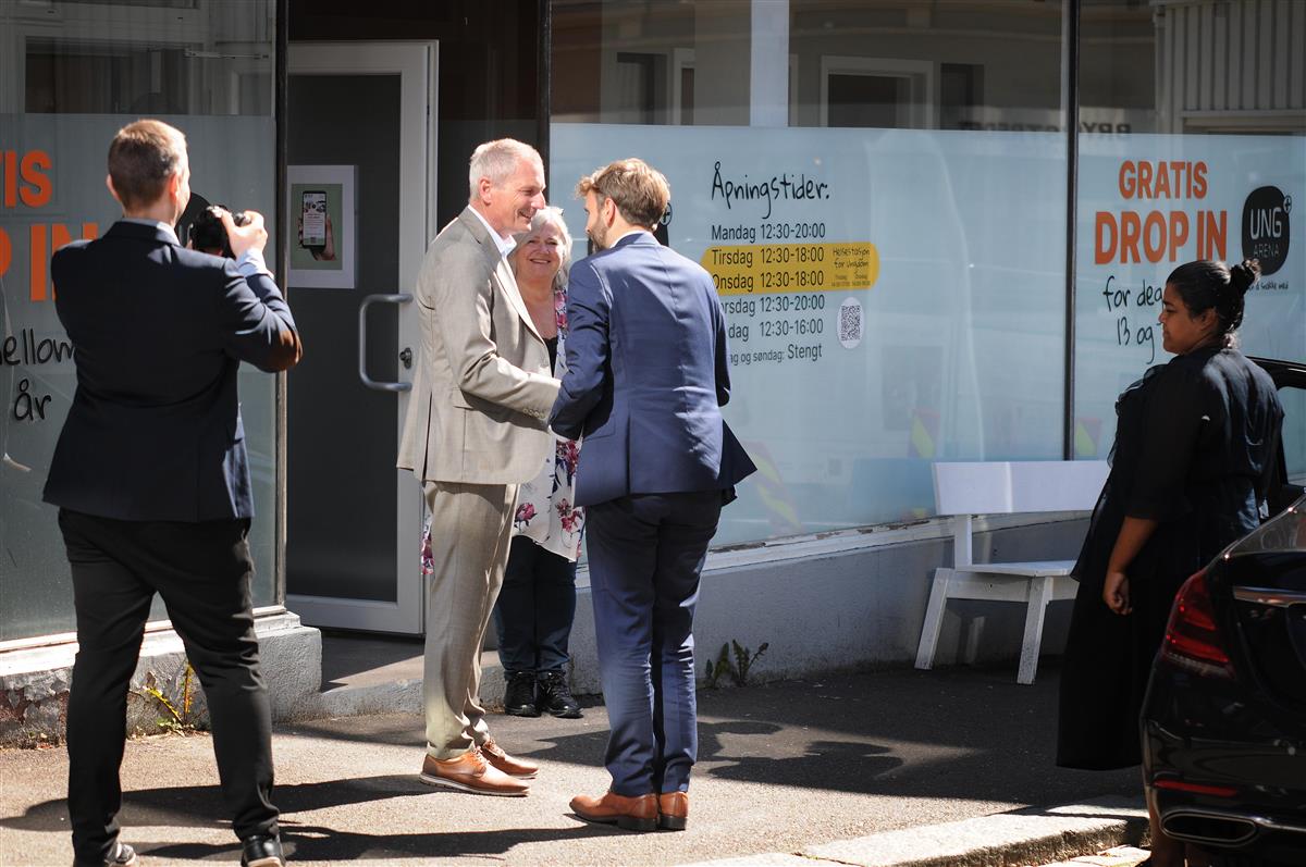 Ordfører Frank Pedersen ønsker helseminister Jan Christian Vestre velkommen til Ung Arena+ - Klikk for stort bilde