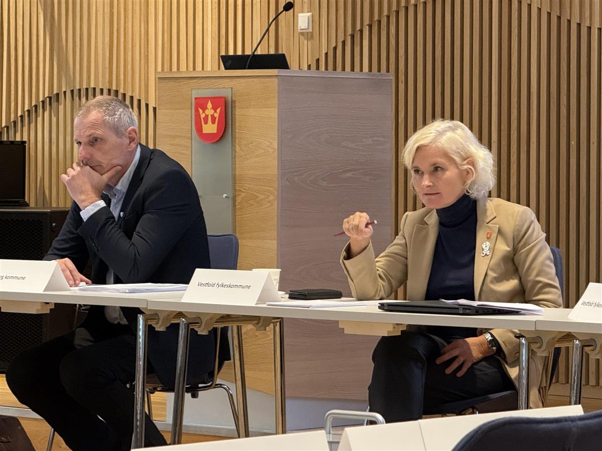 Frank Pedersen og Anne Strømøy sitter ved siden av hverandre ved et bord i møtesetting - Klikk for stort bilde