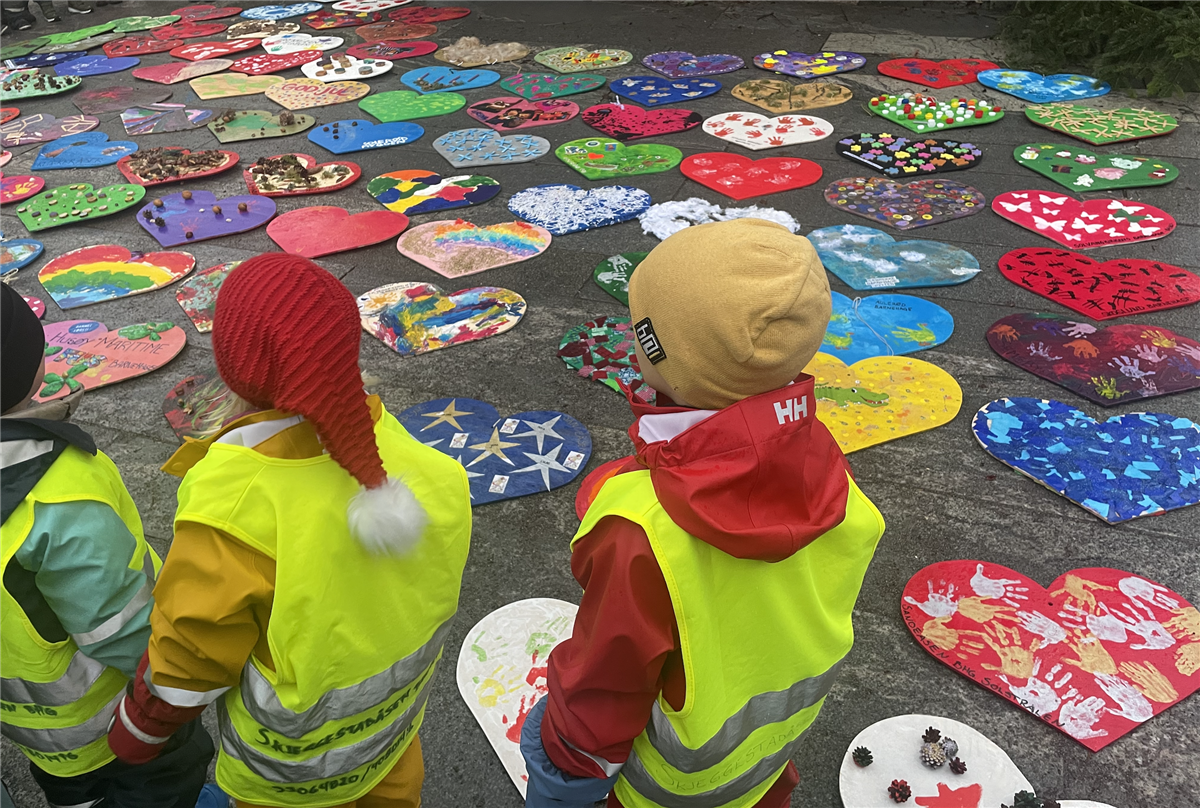 Barn på Torvet i byen pynter juletreet - Klikk for stort bilde