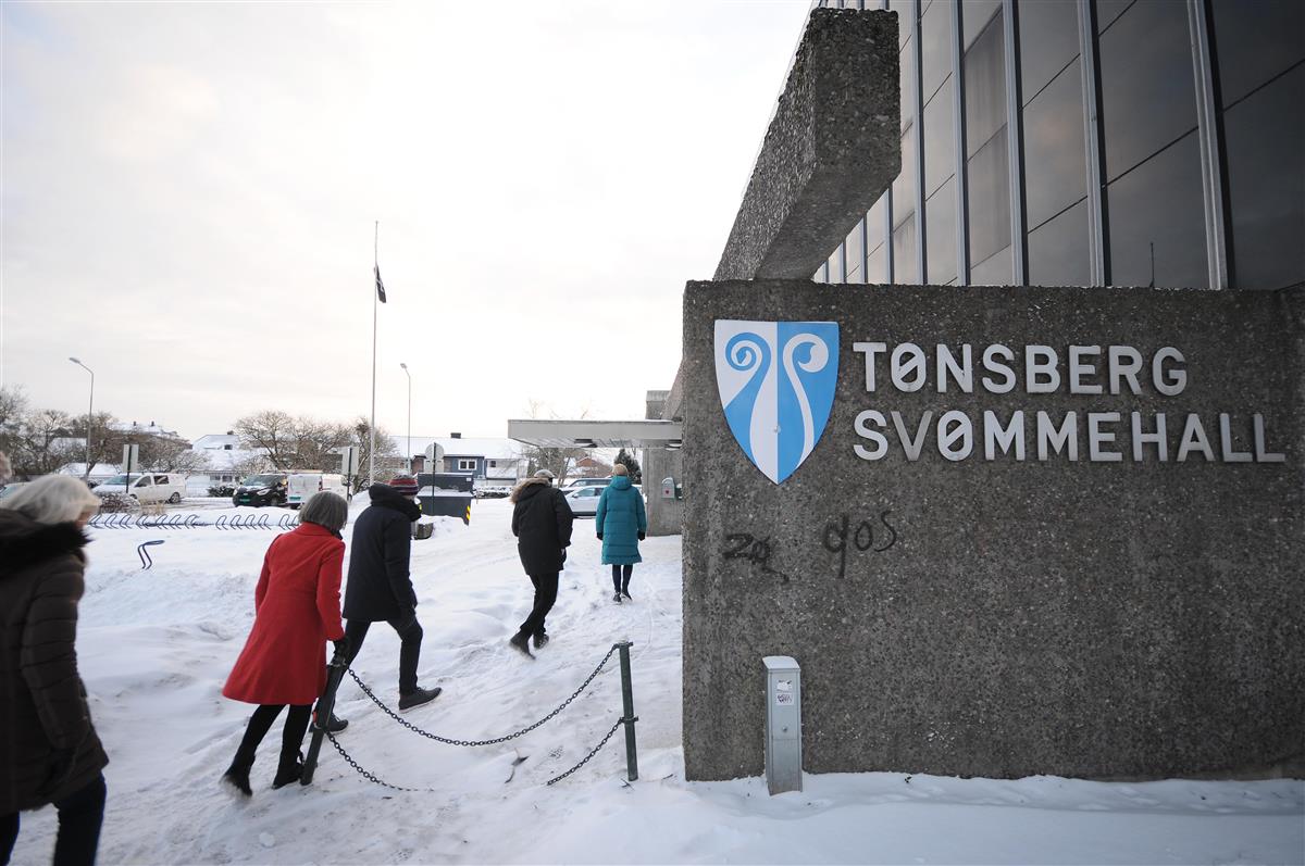 Utenfor Tønsberg svømmehall på vinterstid - Klikk for stort bilde