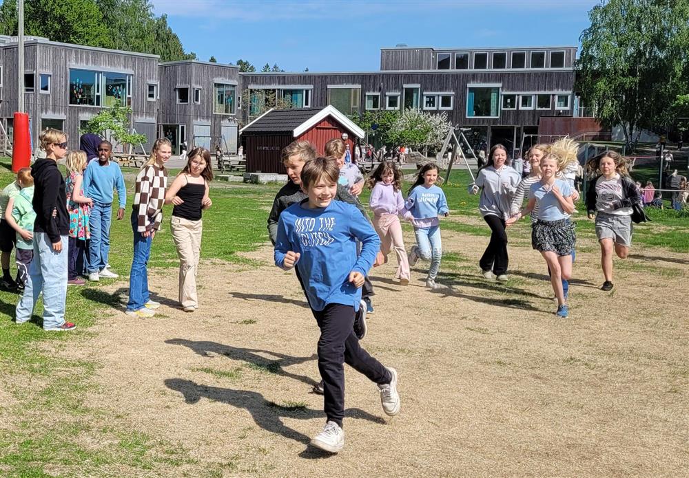 Barn leker i skolegården. - Klikk for stort bilde