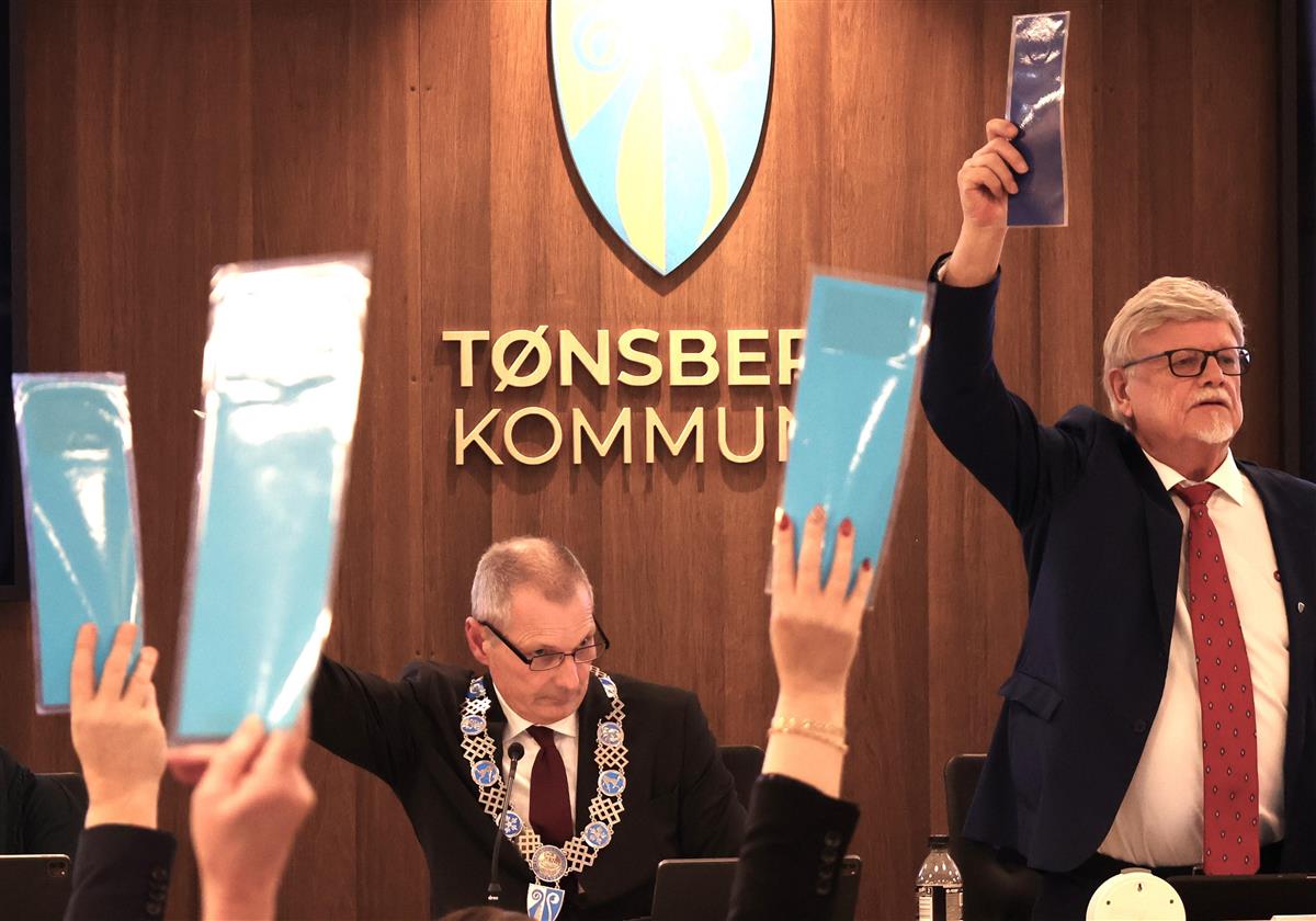 Ordfører og varaordfører, med stemmesedler som holdes opp i forgrunnen. - Klikk for stort bilde