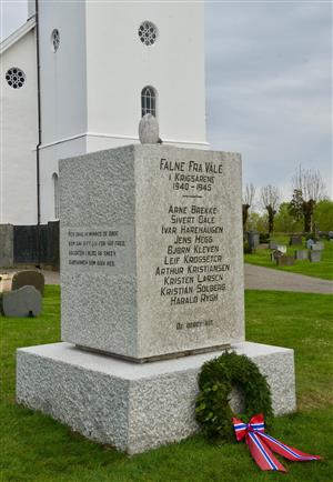 Minnesmerke som står utenfor Våle kirke - Klikk for stort bilde