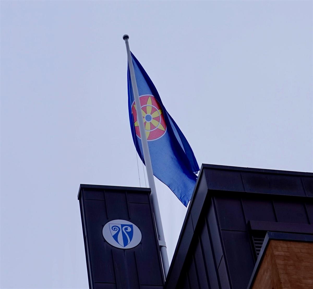 Bilde av kvenflagget som vaier på Tønsberg rådhus.  - Klikk for stort bilde