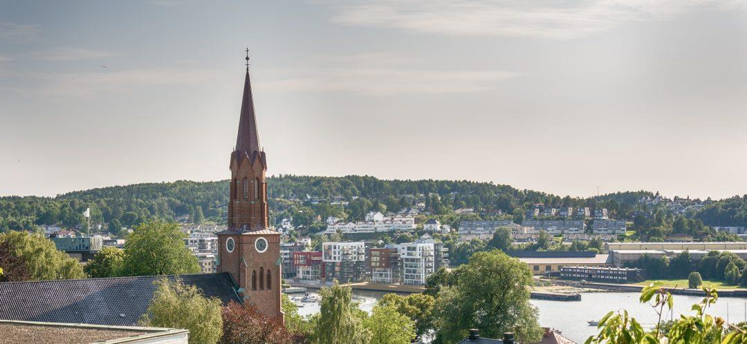 Utsikt over Tønsberg med Tønsberg domkirke i forgrunnen. - Klikk for stort bilde