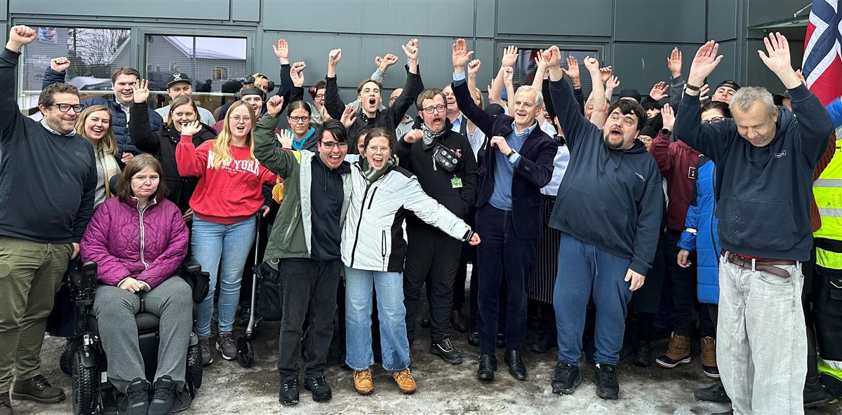 Gruppebilde av statsminister og ansatte ved Smiløkka - Klikk for stort bilde