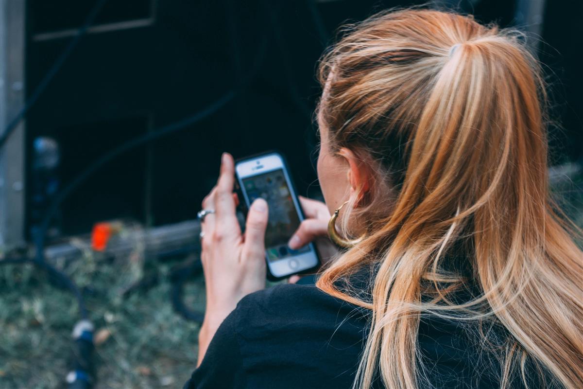 Jente som som surfer på mobilen sin - Klikk for stort bilde