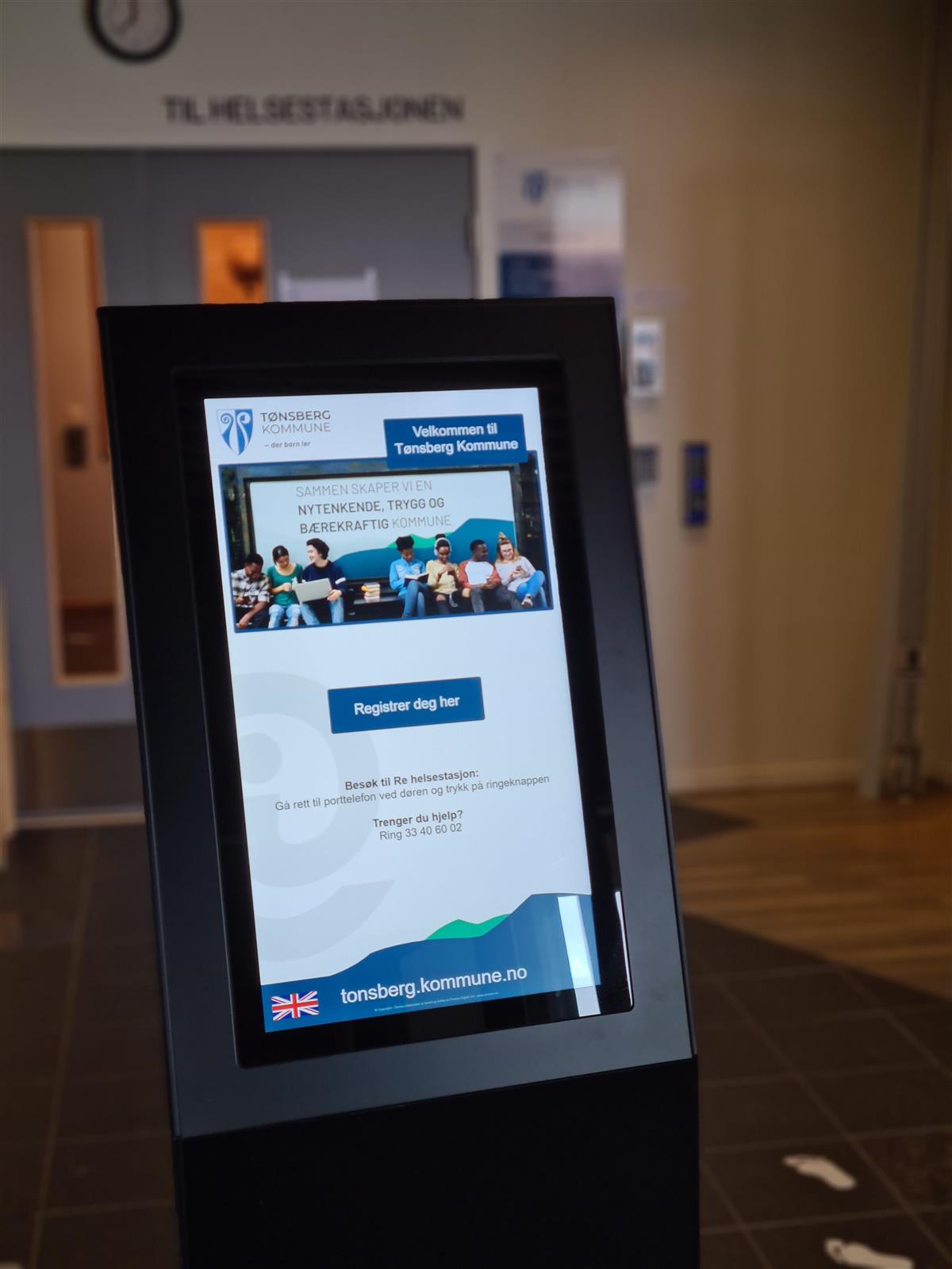 Besøksregistreringsautomat inne i 1. et. på kommunehuset på Revetal - Klikk for stort bilde