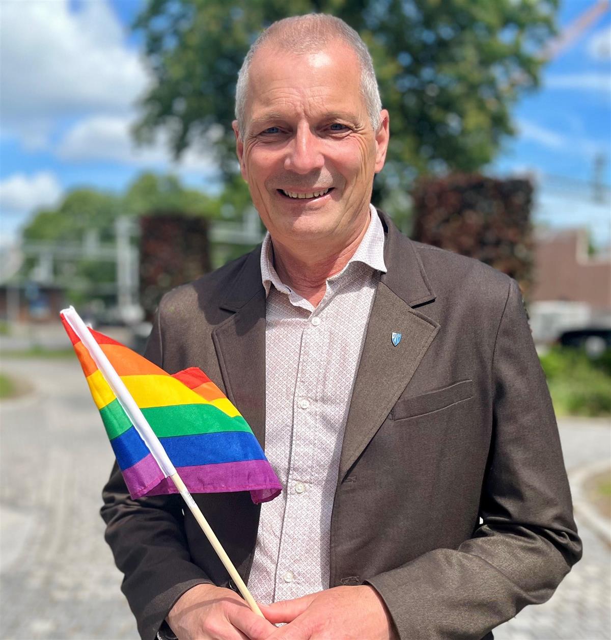 Ordfører Frank Pedersen med Pride-flagg. - Klikk for stort bilde