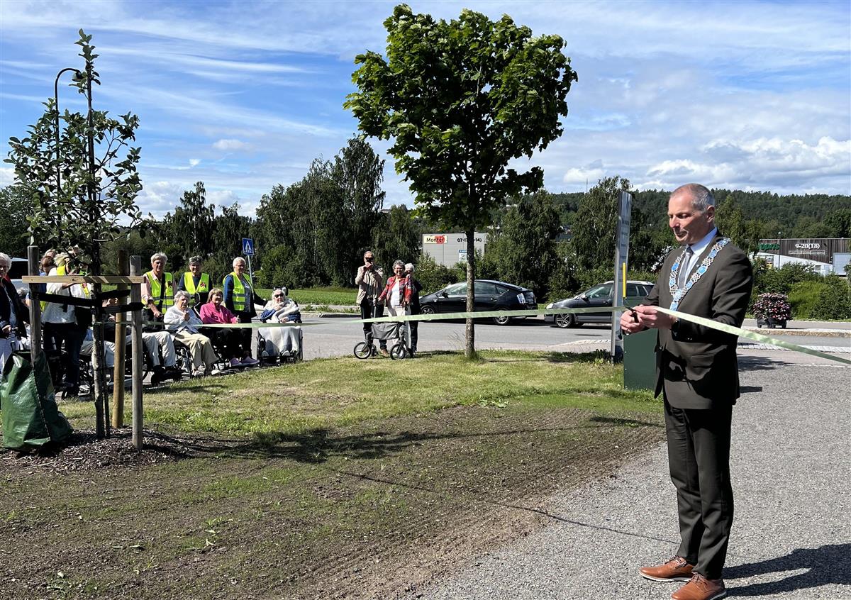 Ordfører Frank Pedersen klipper snor. - Klikk for stort bilde