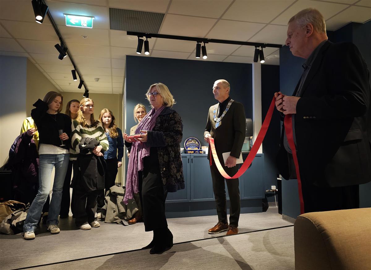 Prosjektleder Kari Marthinsen inviterer ungdommen opp for å klippe snora. - Klikk for stort bilde