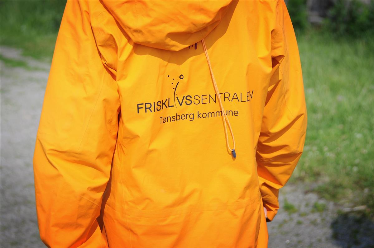 rygg med frisklivssentralen logo på jakken - Klikk for stort bilde