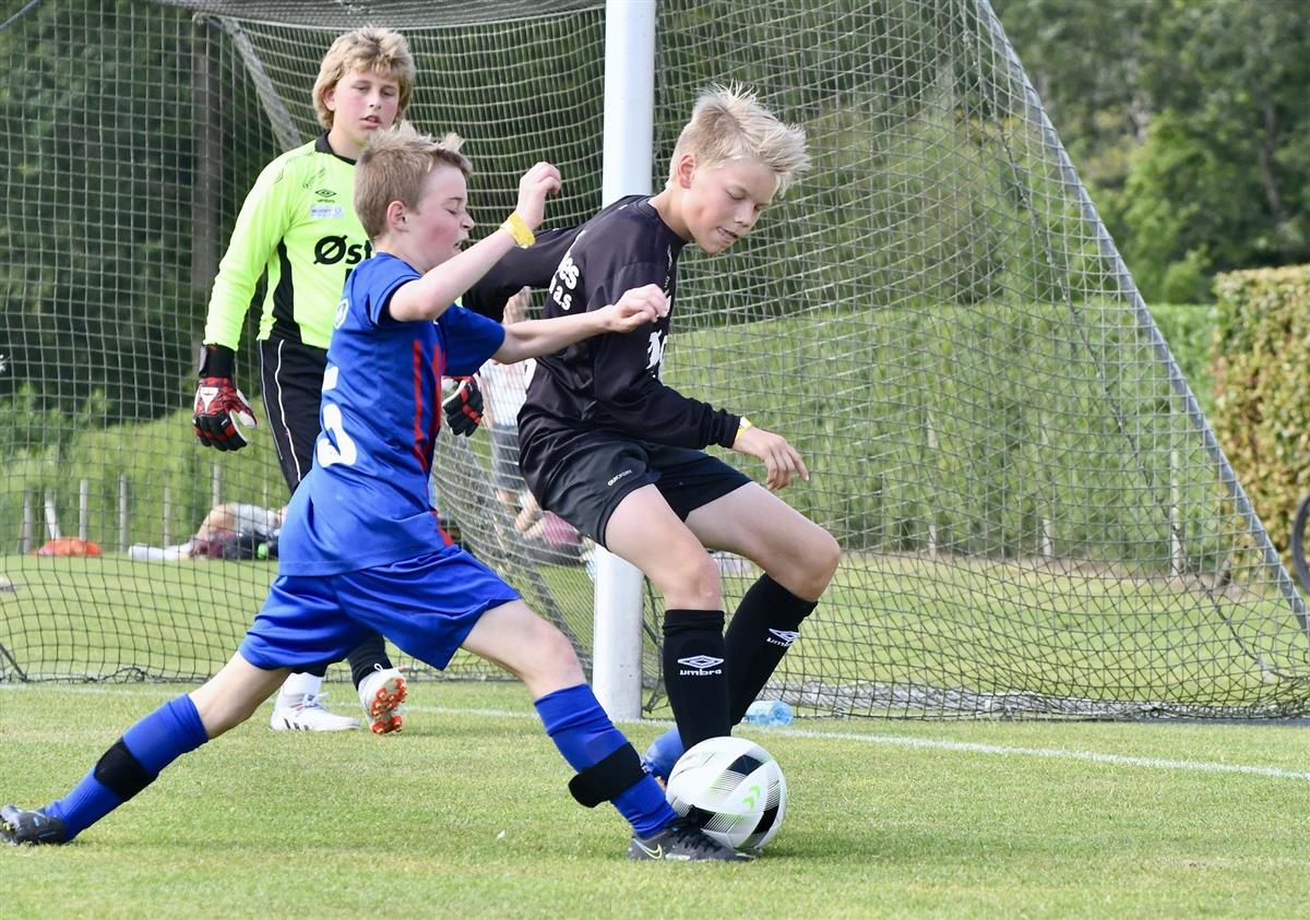 Barn som spiller fotball - Klikk for stort bilde